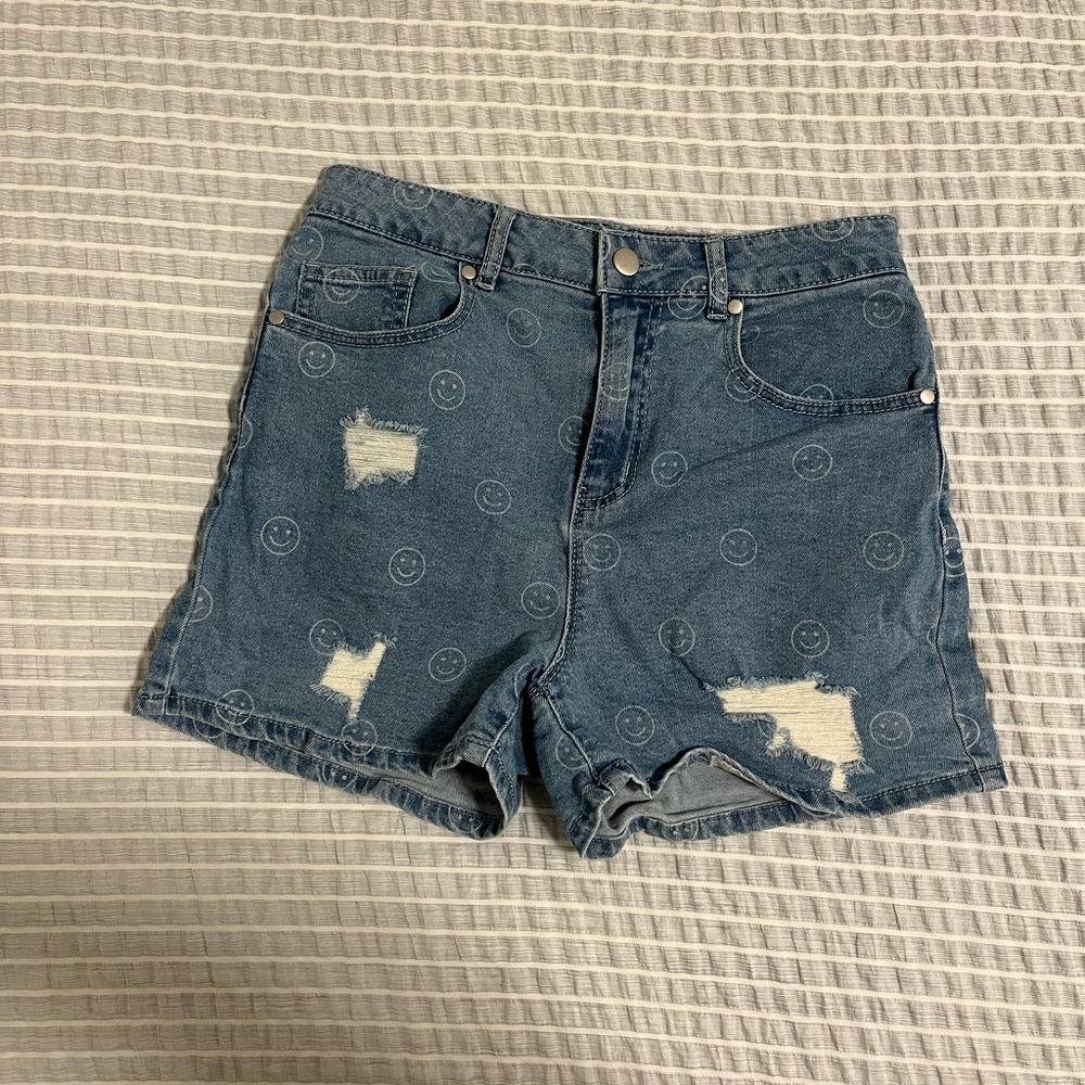 Smiley face mom jean shorts (4)